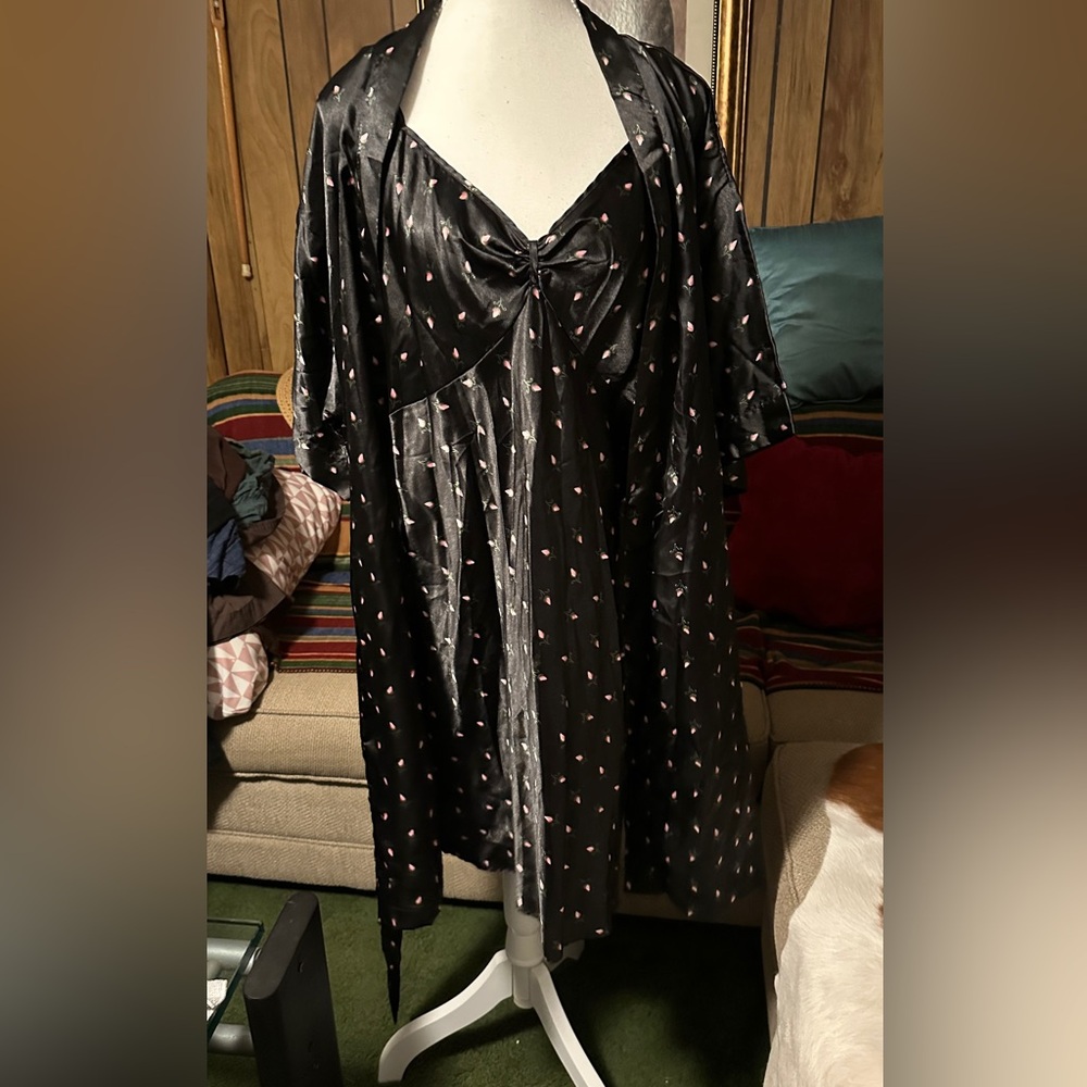3PC SET: Liz Banks Black Nightgown, Robe & Hanger Set w/ Pink Rosebud Accents 2X